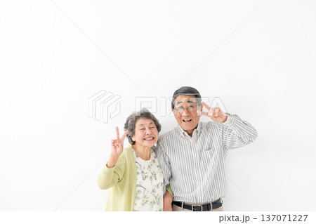 寄り添うシニア夫婦　ピース 137071227