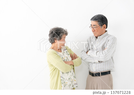 睨み合うシニア夫婦 睨み合うシニア夫婦 137071228