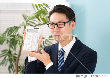 計算機を持つ男性 137071348