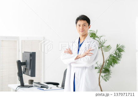 医療　白衣の男性 137071711