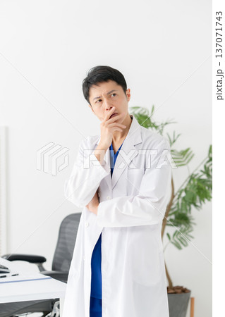 医療 白衣の男性 考える 医療 白衣の男性 考える 137071743