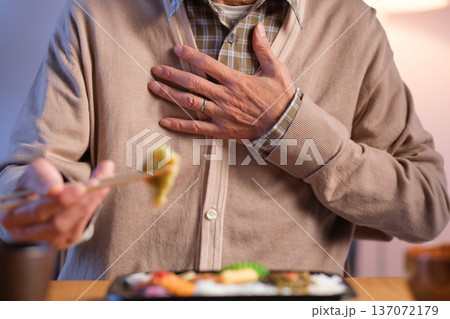 お弁当を食べるシニア男性 胃もたれ 手元 お弁当を食べるシニア男性 胃もたれ 手元 137072179