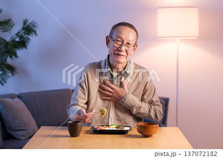 お弁当を食べるシニア男性 胃もたれ お弁当を食べるシニア男性 胃もたれ 137072182