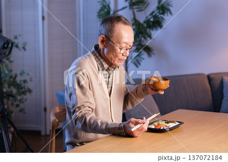 お弁当を食べるシニア男性 孤食 お弁当を食べるシニア男性 孤食 137072184