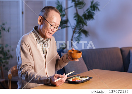 お弁当を食べるシニア男性　孤食 137072185