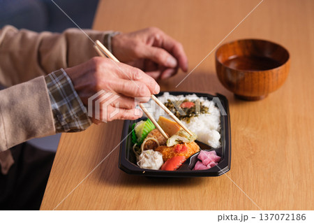 お弁当を食べるシニア男性　手元 137072186