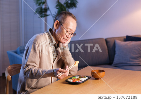 お弁当を食べるシニア男性 孤食 お弁当を食べるシニア男性 孤食 137072189