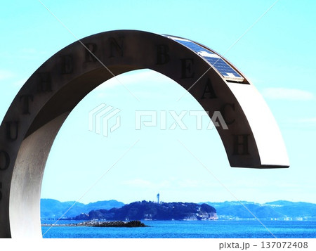 神奈川県　茅ヶ崎海岸から見る江の島　1月 137072408