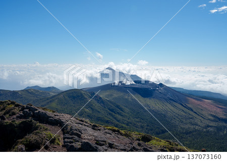 登山道から見る雲海と新燃岳 137073160