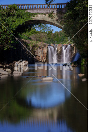 水面に反射する橋と滝 137073535