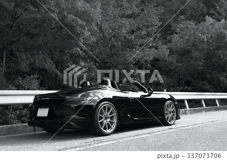 艶々の黒いオープンカー 137073706