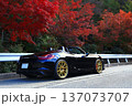 紅葉と黒いオープンカー 137073707