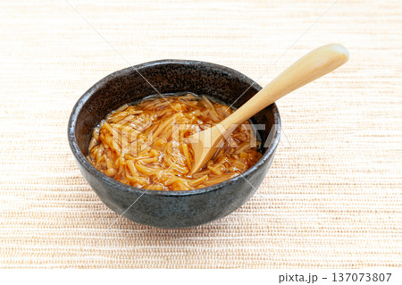 小鉢に盛った、なめ茸、ご飯のおかず 小鉢に盛った、なめ茸、ご飯のおかず 137073807