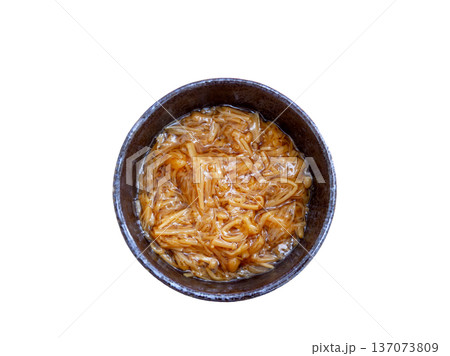 小鉢に盛った、なめ茸、ご飯のおかず【白背景・切り抜き】 小鉢に盛った、なめ茸、ご飯のおかず【白背景・切り抜き】 137073809