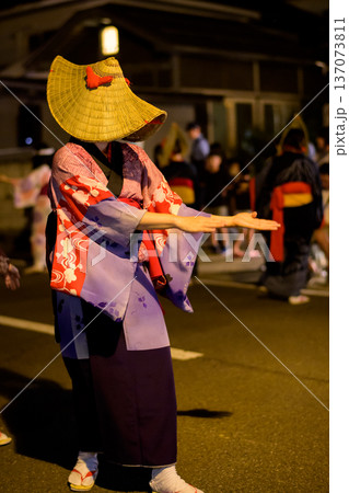 編み笠を被り端縫い着物で踊る女性　西馬音内盆踊り　秋田県 137073811