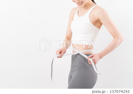 白背景でダイエットをする女性のビューティーイメージ 137074293