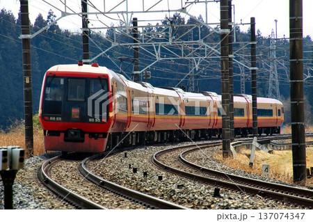 新宿駅から日光路を駆け抜け鬼怒川温泉へ… 直通特急【253系】 電車 137074347