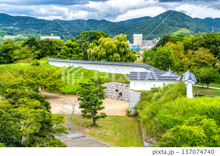【日本100名城】初秋の赤穂城 天守台から見た本丸厩口門 兵庫県赤穂市 【日本100名城】初秋の赤穂城 天守台から見た本丸厩口門 兵庫県赤穂市 137074740
