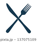 ナイフとフォークが交差したカトラリーアイコン（シルエット、レストラン、ロゴ、ネイビー） 137075109