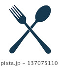 ナイフとフォークが交差したカトラリーアイコン（シルエット、レストラン、ロゴ、ネイビー） 137075110