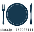 お皿とカトラリーのテーブルセッティングアイコン（シルエット、ネイビー、レストラン、食事） 137075111