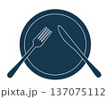 食事中のサインを示すカトラリーアイコン（お皿、フォーク、ナイフ、シルエット、ネイビー） 137075112