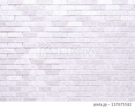 ペールパープルのレンガ風の新築住宅の外壁の背景画像 137075582