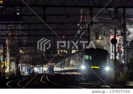 【東海道本線】夜の大森の街並みを通過する回送列車 【東海道本線】夜の大森の街並みを通過する回送列車 137075720
