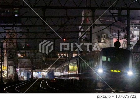 【東海道本線】夜の大森の街並みを通過する回送列車 137075722