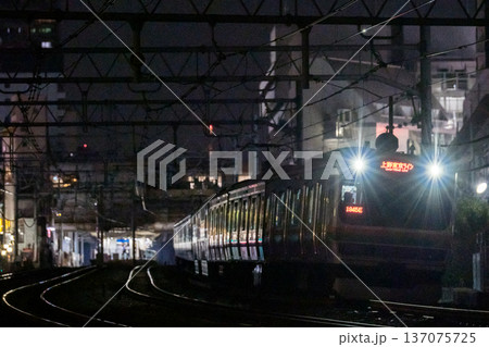 【東海道本線】夜の大森の街並みを通過する普通列車 【東海道本線】夜の大森の街並みを通過する普通列車 137075725