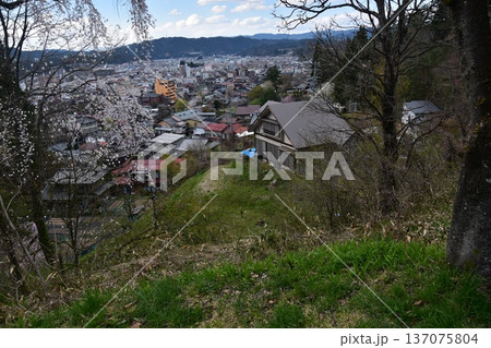 日本の岐阜県の高山市 中心部の中橋方面の美しい町並み 満開の桜と宮川と新旧の家 城山公園から見た眺め 日本の岐阜県の高山市 中心部の中橋方面の美しい町並み 満開の桜と宮川と新旧の家 城山公園から見た眺め 137075804