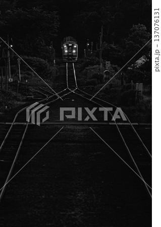 北海道・函館本線の夜景 列車のヘッドライトが照らす分岐ポイント 137076131