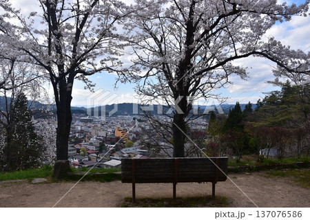 日本の岐阜県の高山市 中心部の中橋方面の美しい町並み 満開の桜と公園のベンチ 城山公園から見た眺め 日本の岐阜県の高山市 中心部の中橋方面の美しい町並み 満開の桜と公園のベンチ 城山公園から見た眺め 137076586