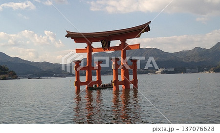 海上に高々と立つ厳島神社大鳥居 海上に高々と立つ厳島神社大鳥居 137076628
