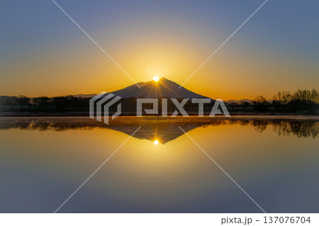 筑波山の朝日　ダイヤモンド筑波 137076704