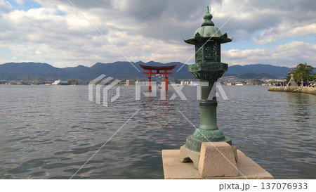 火焼前から望む青銅灯籠と厳島神社大鳥居 火焼前から望む青銅灯籠と厳島神社大鳥居 137076933