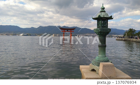 火焼前から望む青銅灯籠と厳島神社大鳥居 137076934