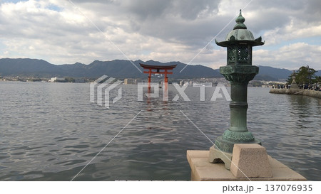 火焼前から望む青銅灯籠と厳島神社大鳥居 137076935