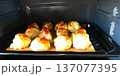 オーブンで焼いたチーズスコーン 137077395