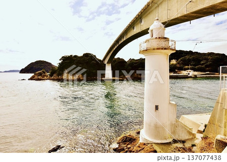 上関大橋と白い灯台 137077438