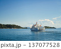 青空と海と船 137077528
