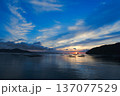 美しい夕焼け空と海 137077529