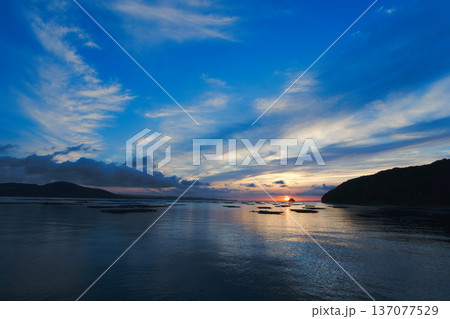 美しい夕焼け空と海 137077529