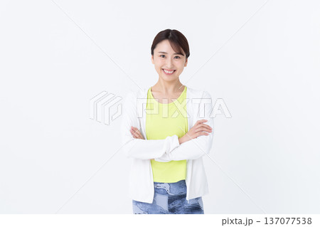 フィットネスウェアの若い女性 137077538