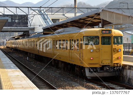引退間近の伯備線115系普通電車6両 引退間近の伯備線115系普通電車6両 137077767