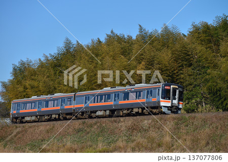 参宮線を走るキハ75系快速みえ2両 137077806