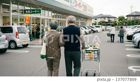 スーパーで買い物するシニア 137077809