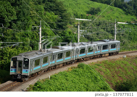 篠ノ井線を走るE127系普通電車4両 137077811