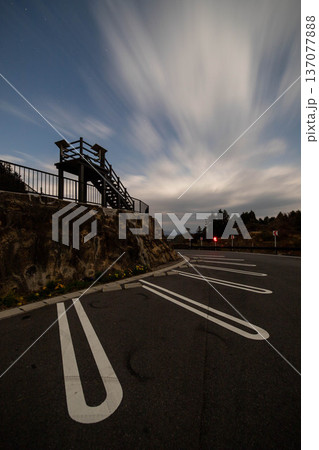 流れる雲と展望台のある駐車場 137077888