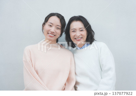 レトロ感のある仲良し母娘のポートレート レトロ感のある仲良し母娘のポートレート 137077922